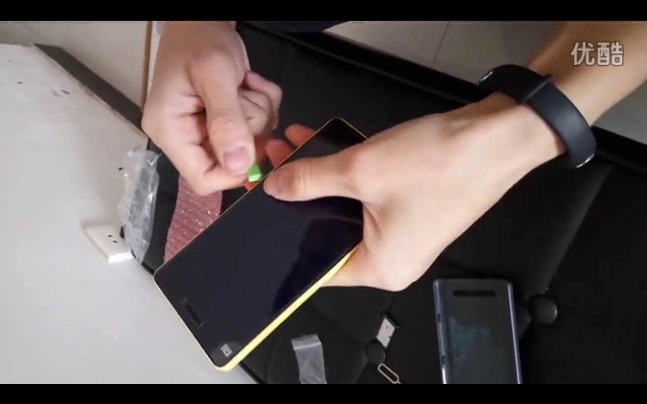 ガイド Xiaomi Mi4cの背面カバーを交換する ビデオ