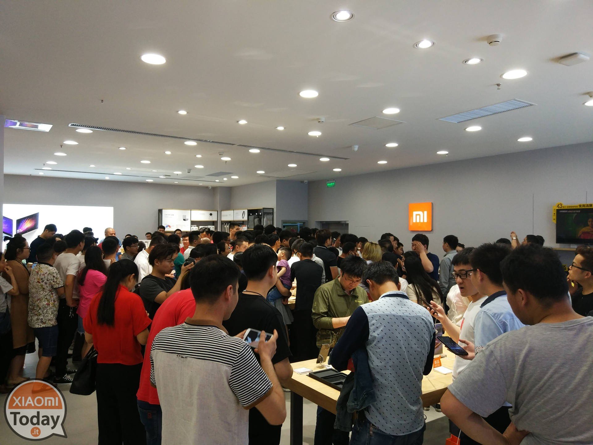 inaugurazione-primo-negozio-store-xiaomi-offline-india-cina