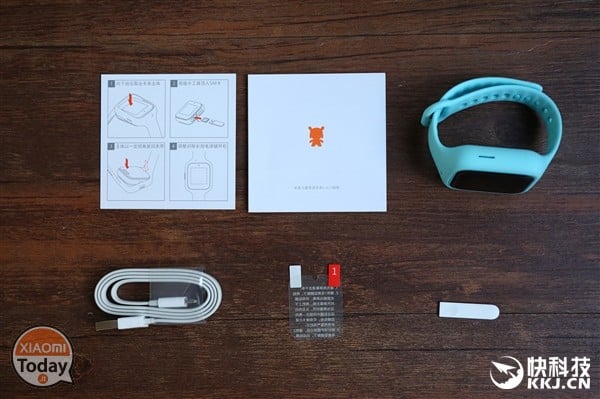 Xiaomi-smartwatch-kids-producten-crowdfunding-puff-sofa-beddengoed-ear-bluetooth in het oor