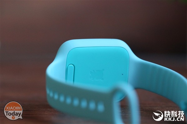 Xiaomi-smartwatch-kids-producten-crowdfunding-puff-sofa-beddengoed-ear-bluetooth in het oor