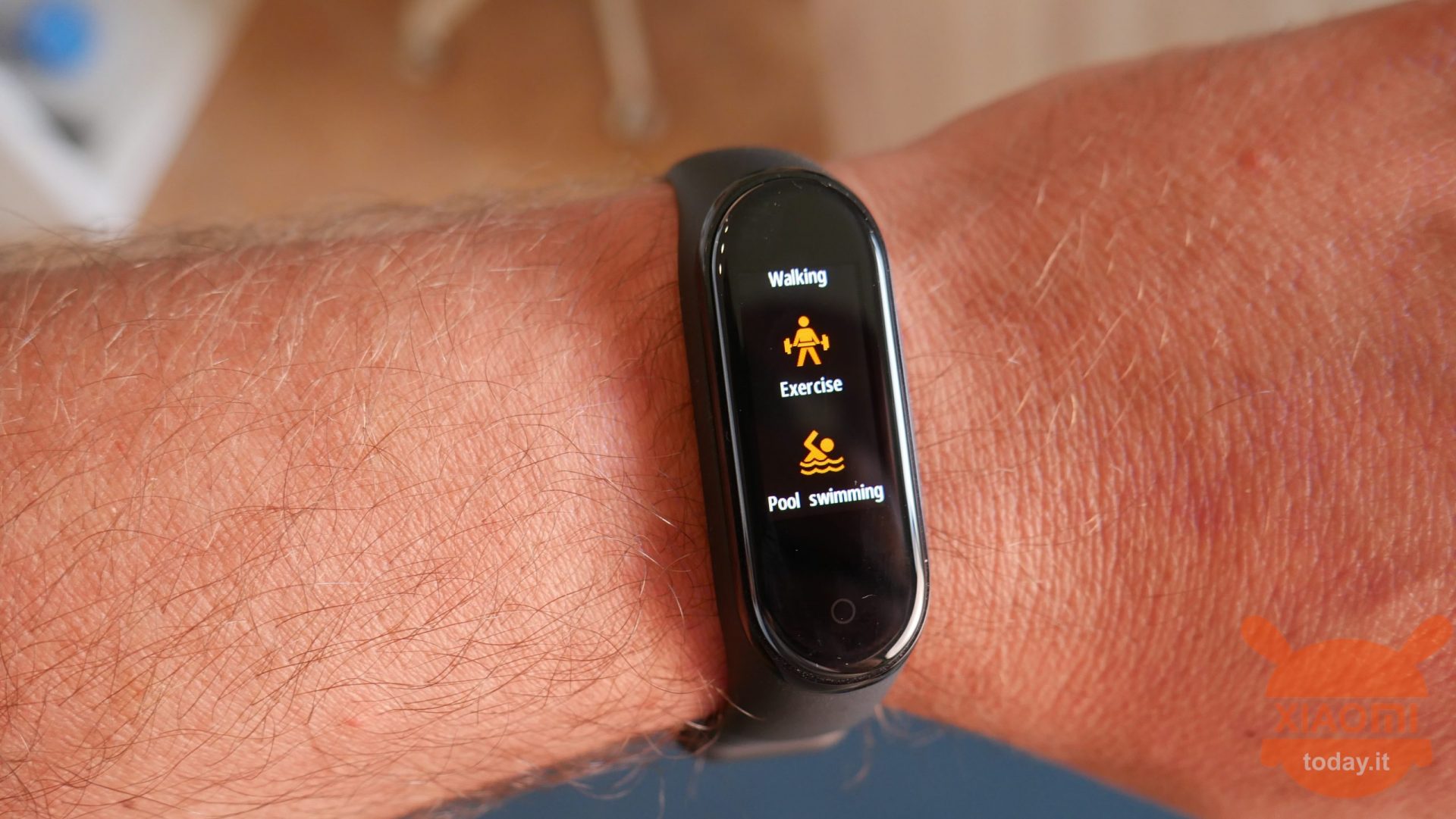 Xiaomi Mi band 4을 (를) 검토하십시오.