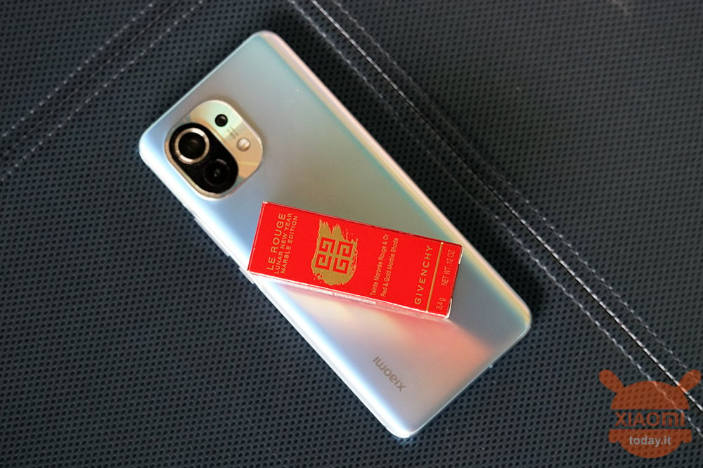 Xiaomi Mi 11 ze szminką Givenchy