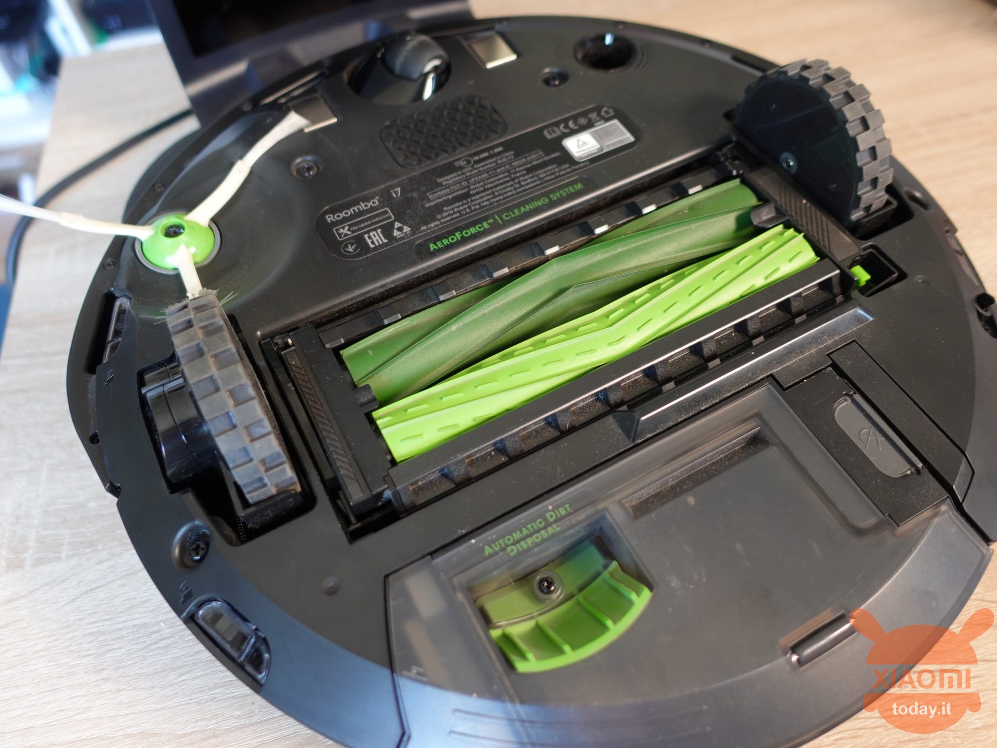 iRobot Roomba i7+ vista inferiore