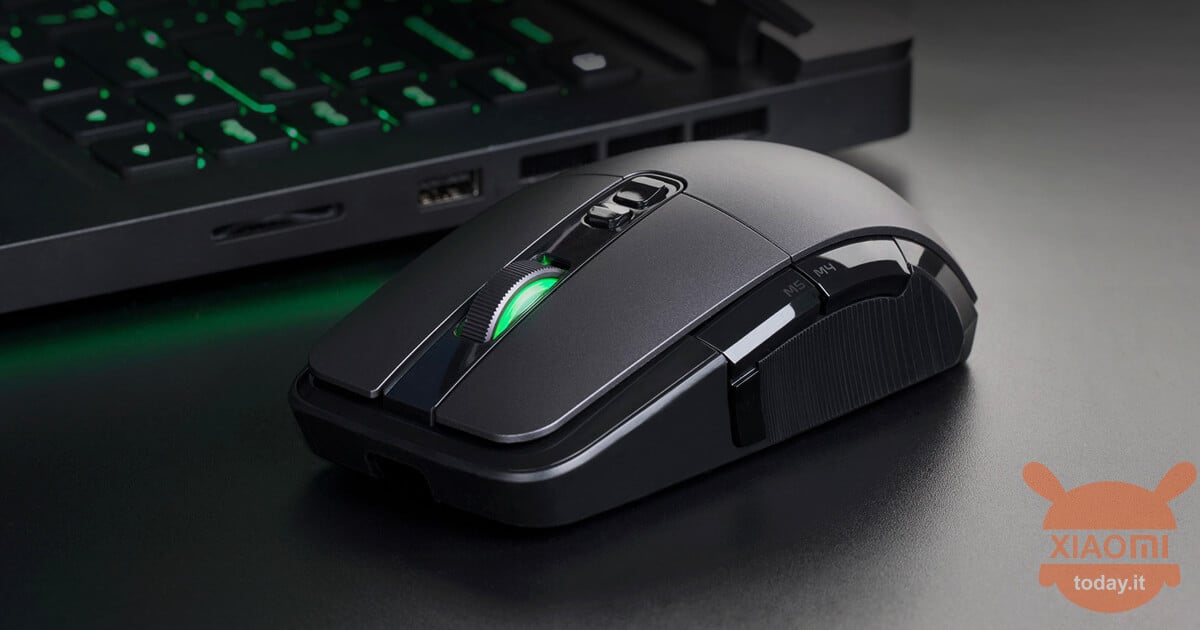 le requin noir prépare une souris de jeu pour -esports