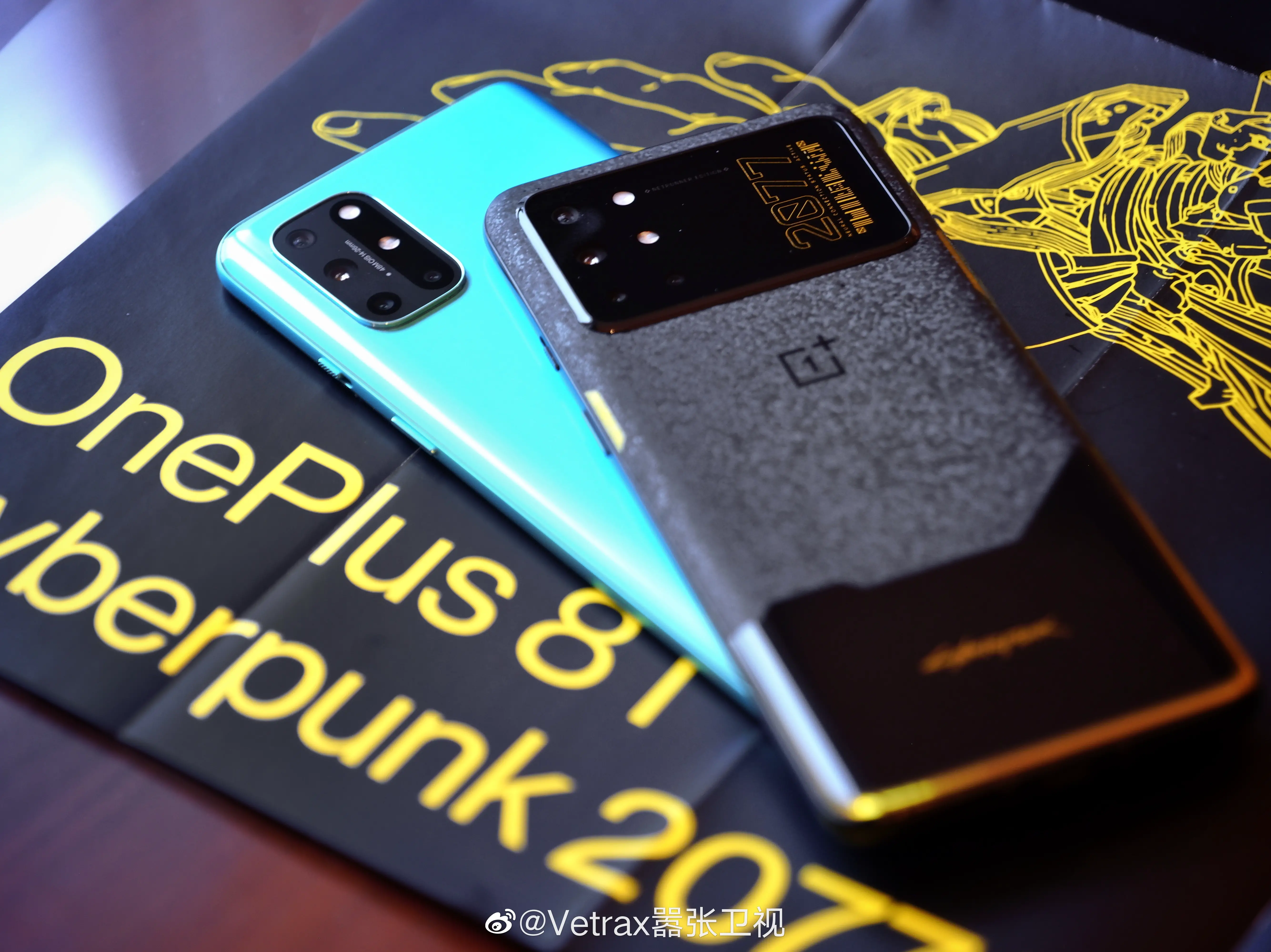 confronto oneplus 8t standard e cyberpunk 2077 edition