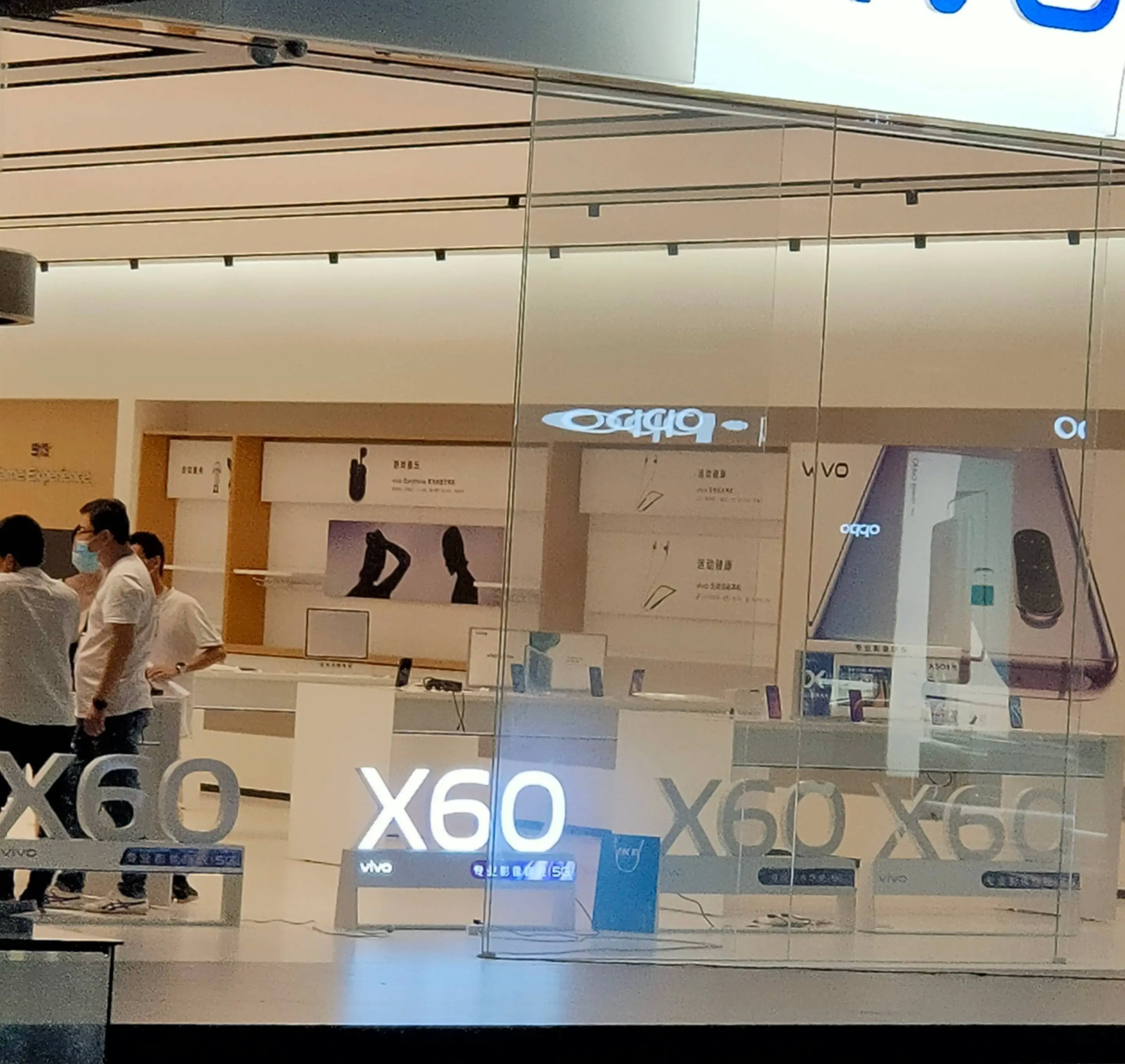 vivo x60 beccato in un negozio