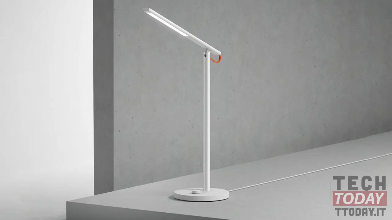 oppo pense à une lampe de bureau pour votre maison intelligente