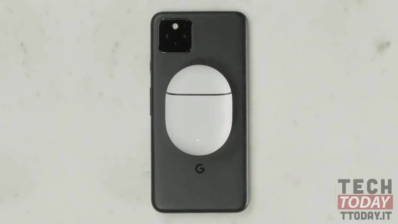 Pixel 5 aktiviert automatisch das kabellose Laden des Akkus, wenn es an das Ladegerät angeschlossen ist