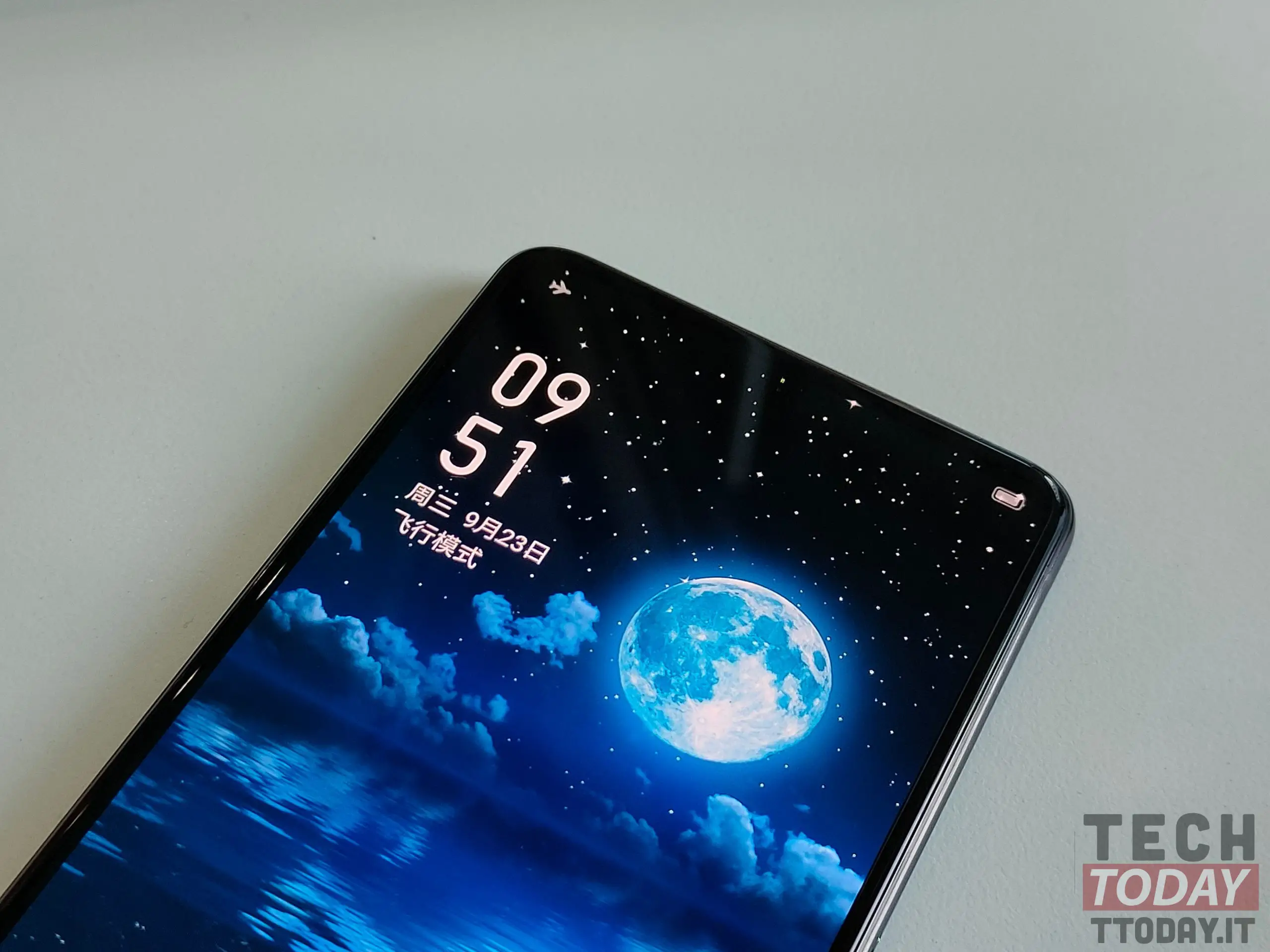 realme con fotocamera sotto il display