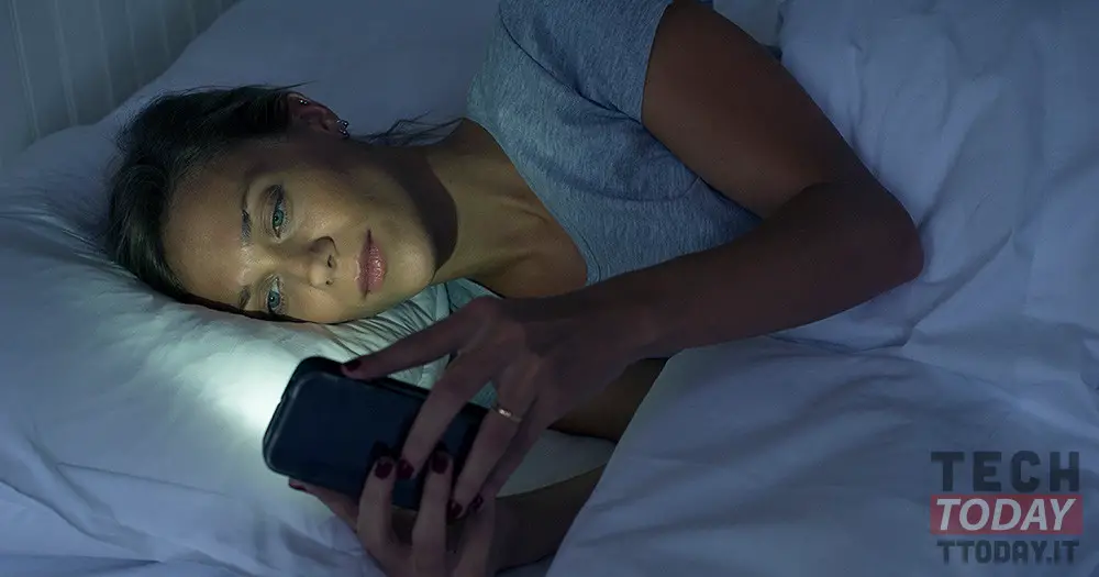 Is using the smartphone before going to sleep harmful?