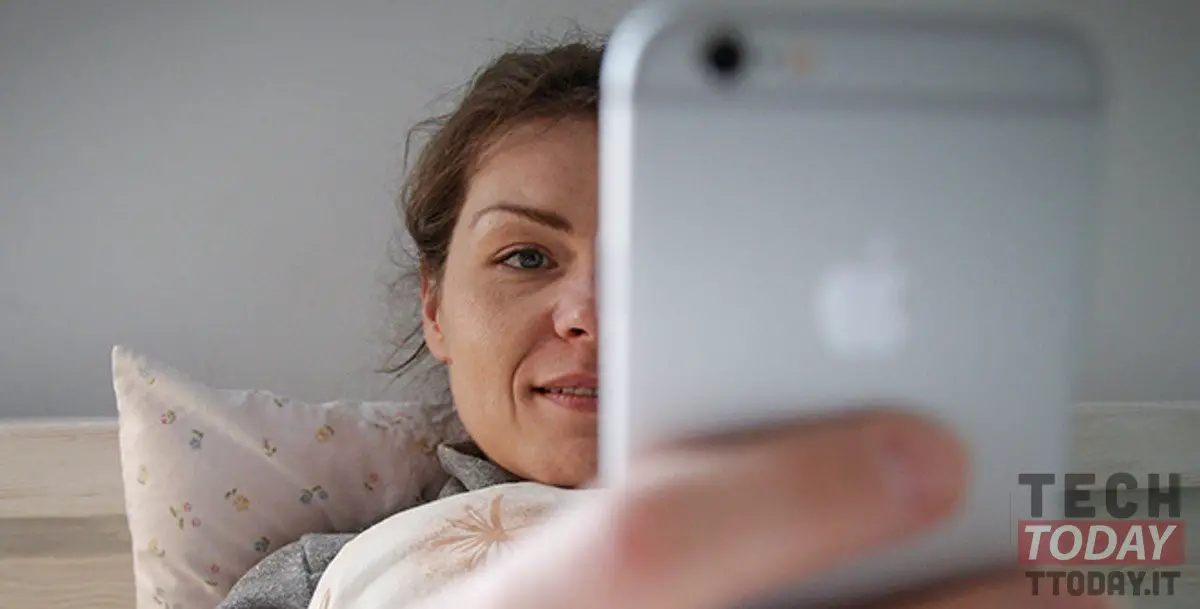 Carregar o smartphone na cama pode levar à obesidade
