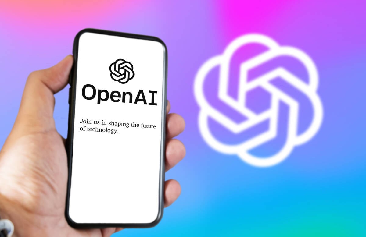 logotip d'openai al telèfon intel·ligent en fons blanc