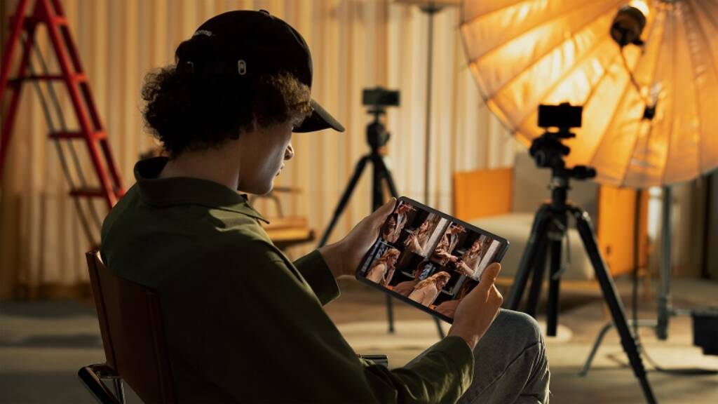 xiaomi pad 6 utilizzato da un utente con il cappello in una stanza piena di strumenti cinematografici
