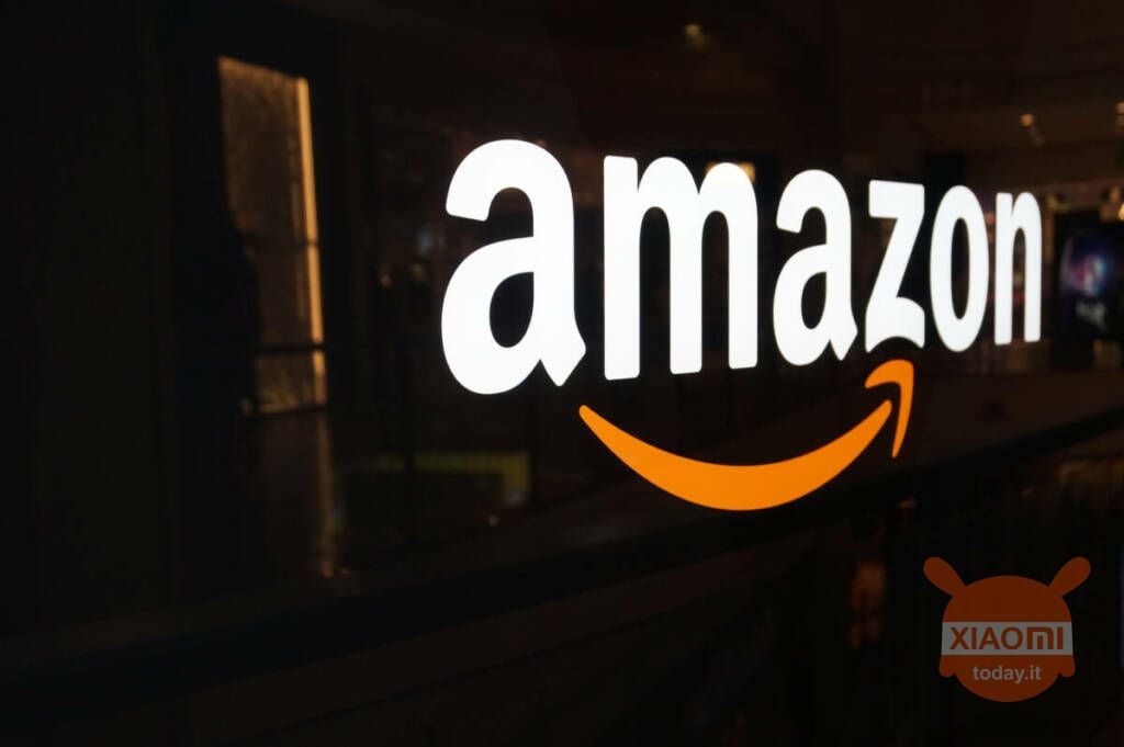 amazon logo con luce soffusa