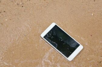 vad du ska göra om din telefon faller i vattnet
