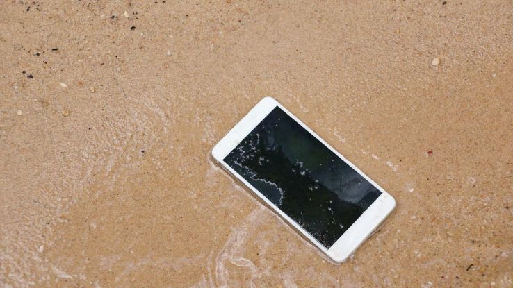 wat te doen als je telefoon in het water valt