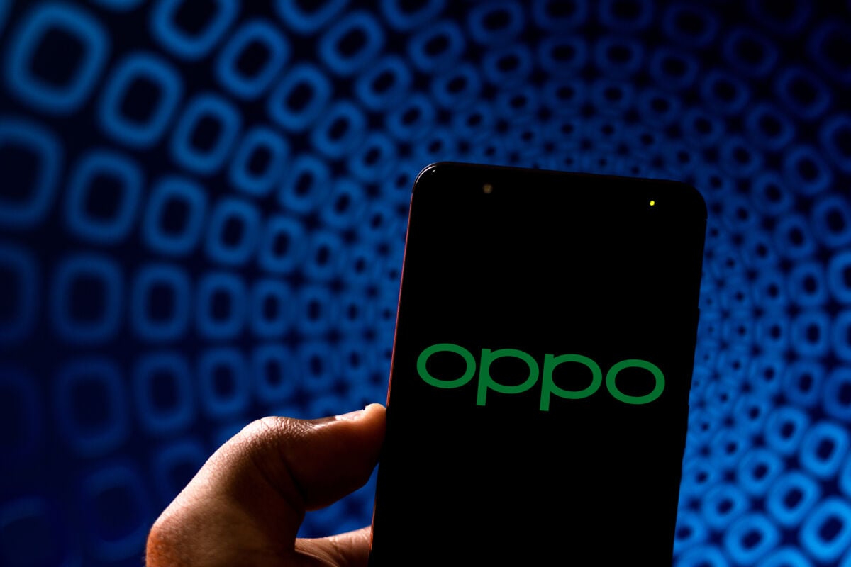 oppo logotyp på smartphone med blå bakgrund