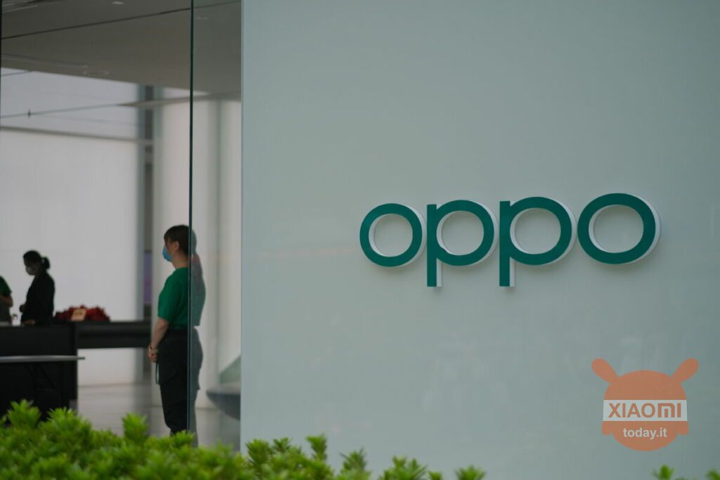 targa di oppo sul muro dell'azienda