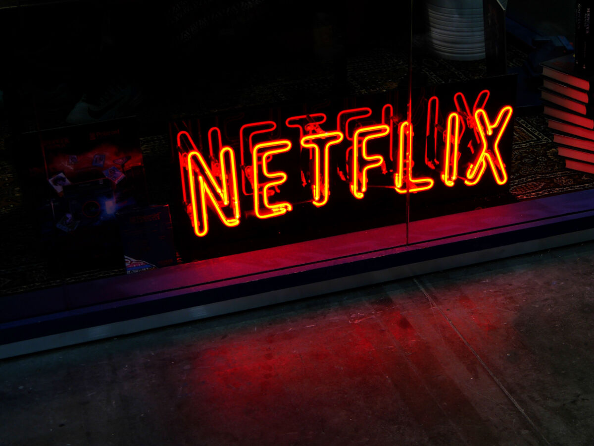 logo Netflix z neonami