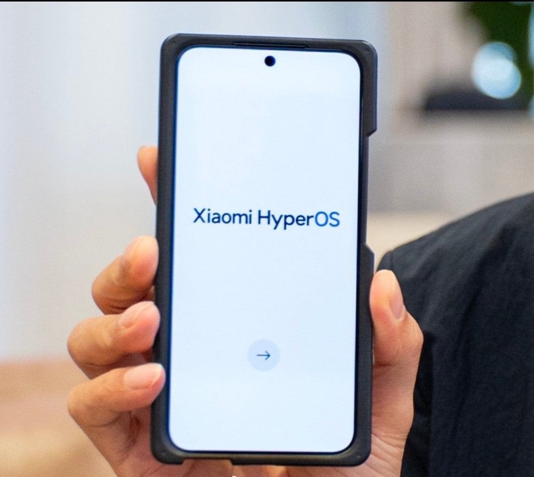 هاتف Xiaomi الذكي المثبت عليه Hyperos