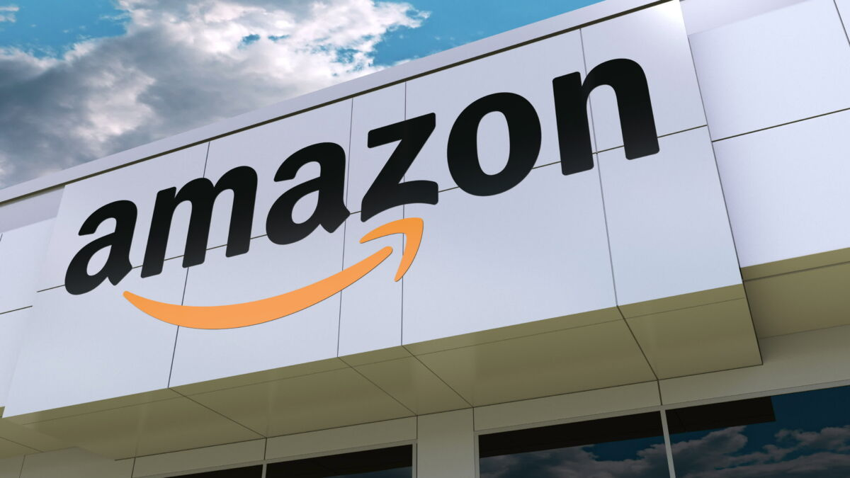 Logotipo da Amazon no prédio