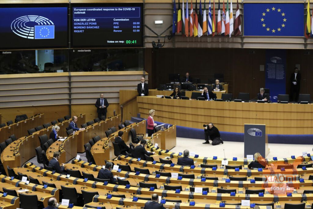 La presidente della Commissione europea, Ursula Von der Leyen, partecipa a una mini sessione plenaria del Parlamento europeo a Bruxelles