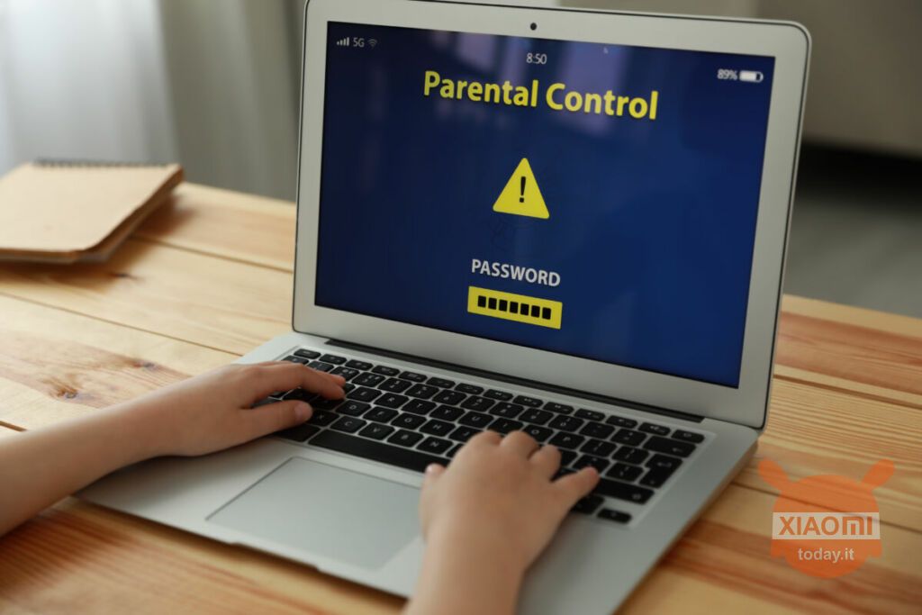 bambino che usa un computer con installato il parental control