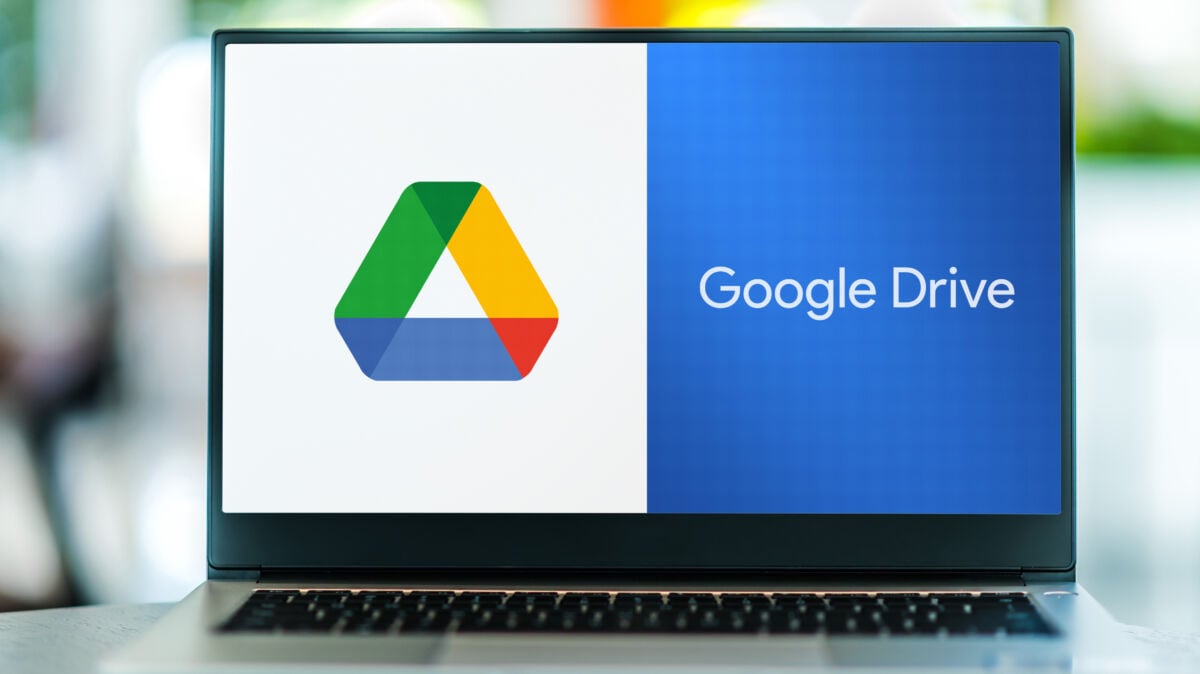 un pc windoes con il programma google drive installato e aperto sul monitor