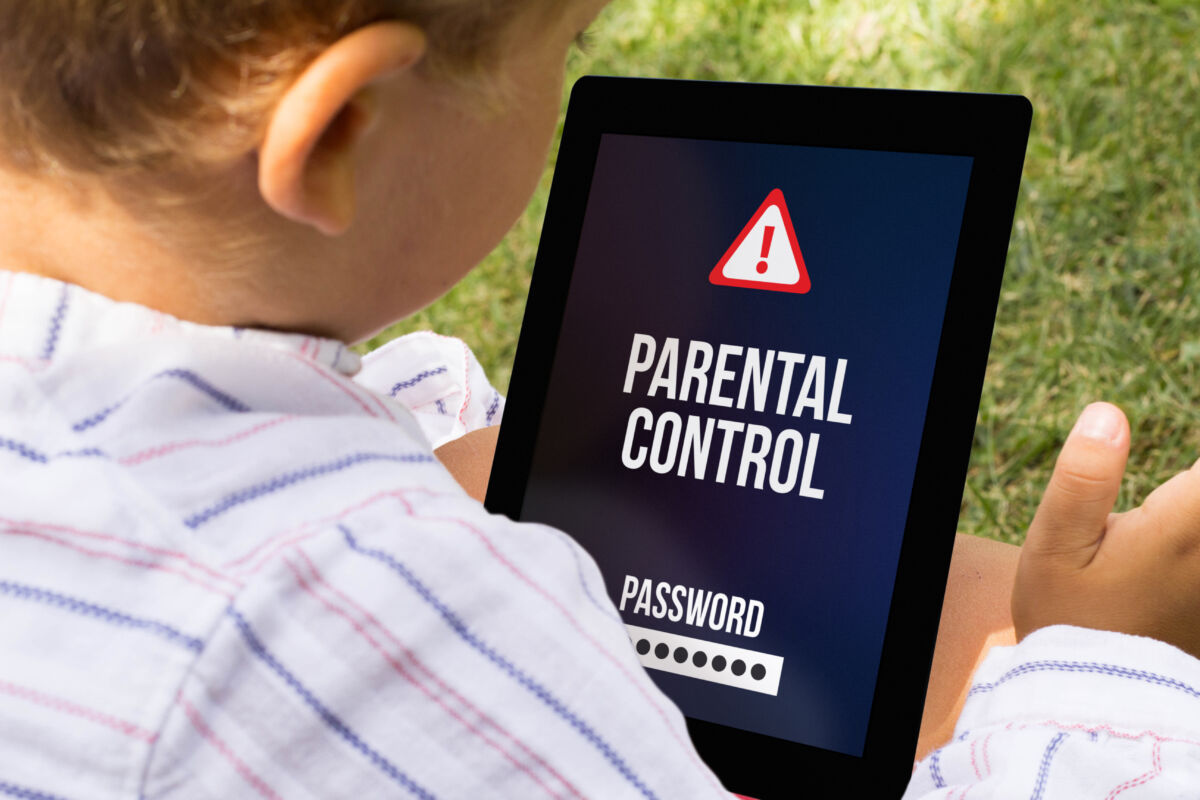 dziecko z tabletem zablokowanym przez kontrolę rodzicielską