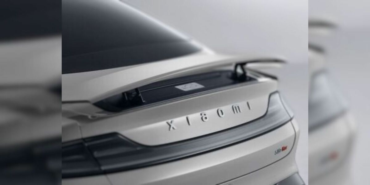 voiture xiaomi arrière avec spoiler et logo de l'entreprise gris