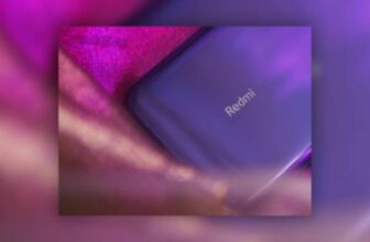 smartphone redmi viola su una coperta dello stesso colore