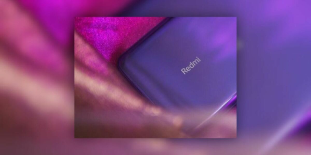 Lila Redmi smartphone på en filt i samma färg