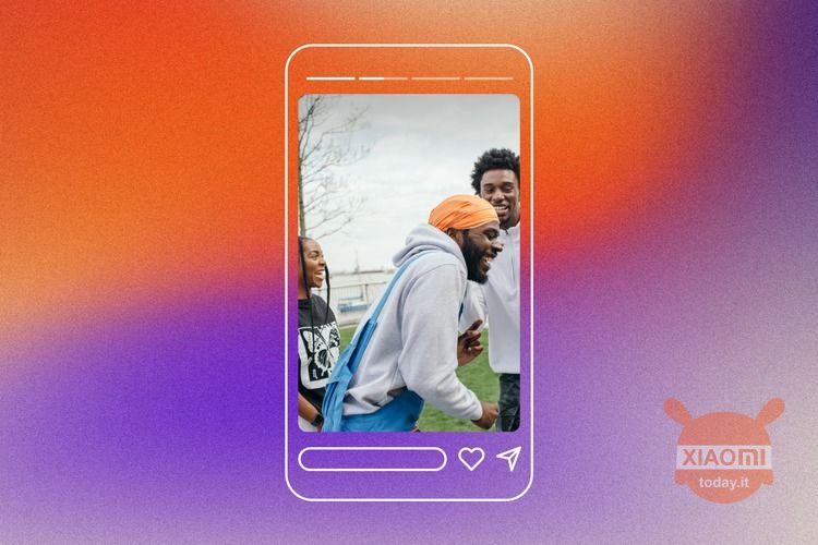 una storia di instagram su sfondo colorato: i colori sono quelli del social