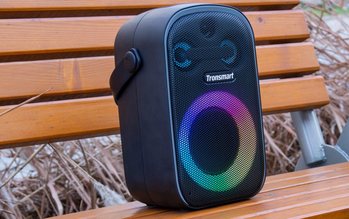 Naka-on ang tronsmart halo 100 bluetooth speaker sa bench