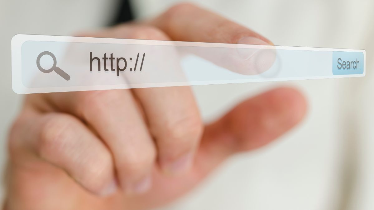 barra de cerca per accedir a Internet i al fons una mà fent-hi clic