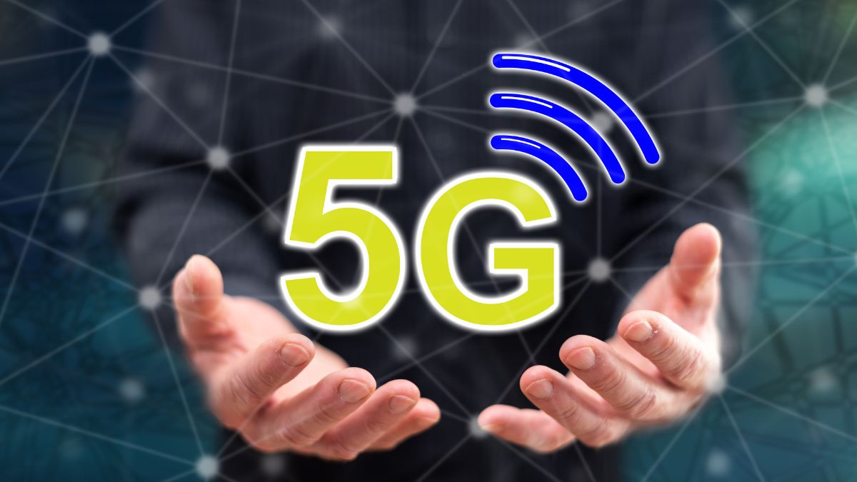 um empresário de mãos abertas, apresentando o símbolo 5G rodeado por sinais Wi-Fi azuis, simbolizando a conectividade e a tecnologia avançada do 5G num contexto empresarial ou tecnológico.