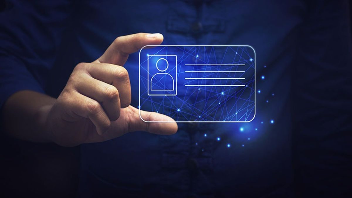 digitalt identitetskort som hålls av en hand på en midnattsblå bakgrund