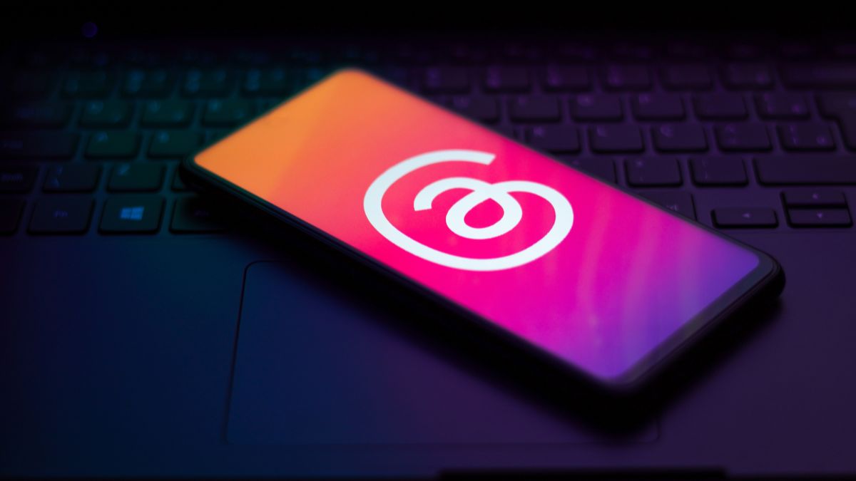 tråder logo på smarttelefon med instagram farger bakgrunn