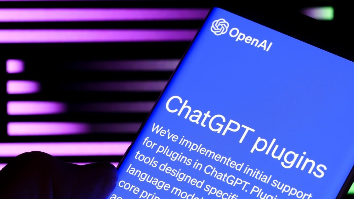 smartphone con schermo che mostra i plugin chatgpt su schermo blu acceso