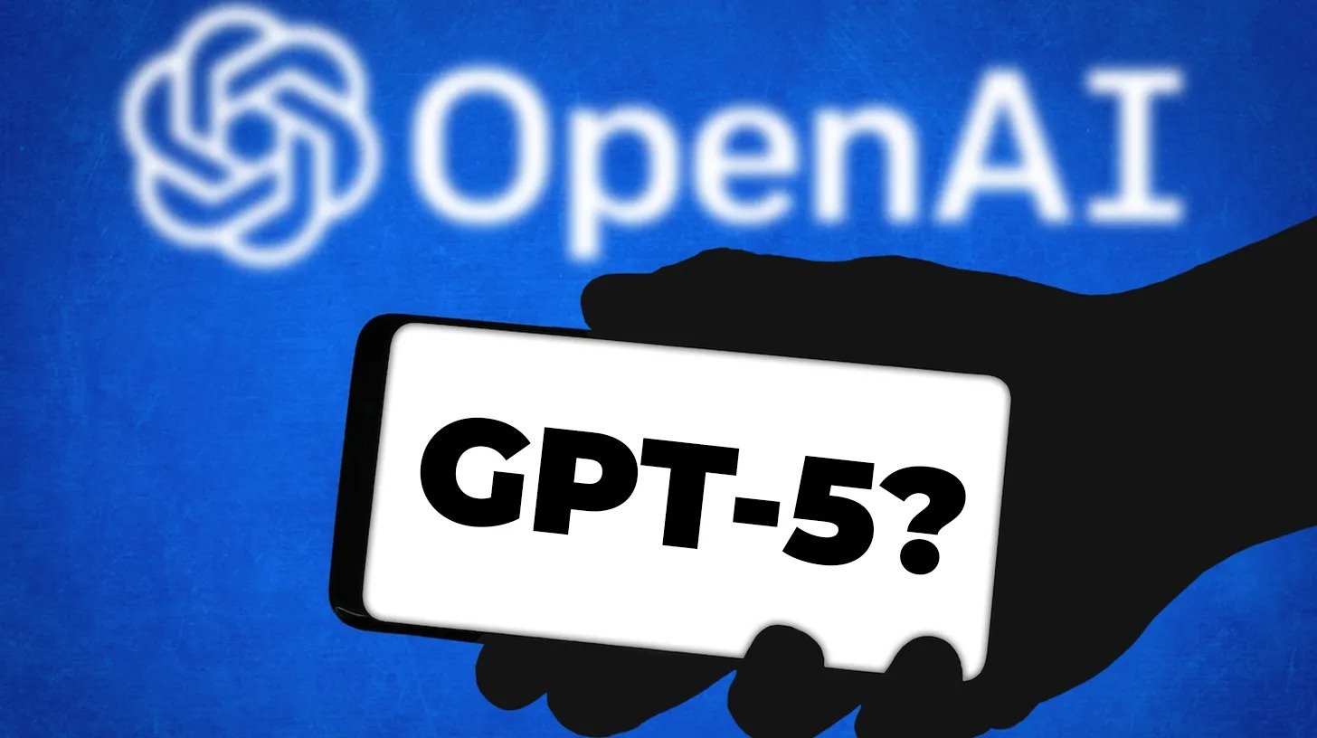 blauw Openai-logo en op de voorgrond een smartphone met het schrijven gpt-5