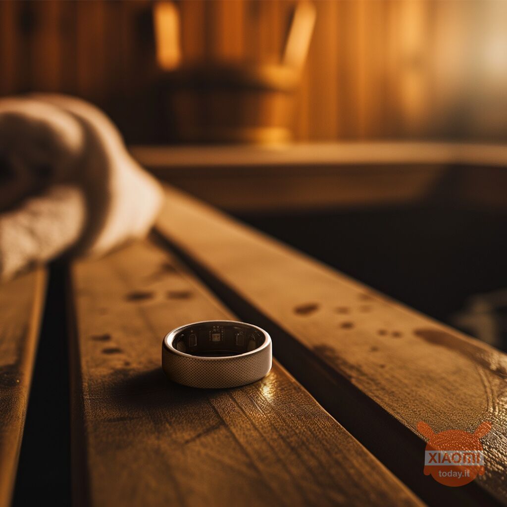 amazfit helio ring in orizzontale su delle tavole di legno di una sauna