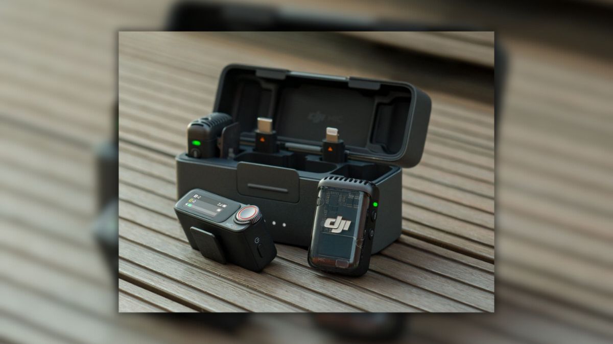 dji mic 2 σε ξύλινο τραπέζι με πηχάκια