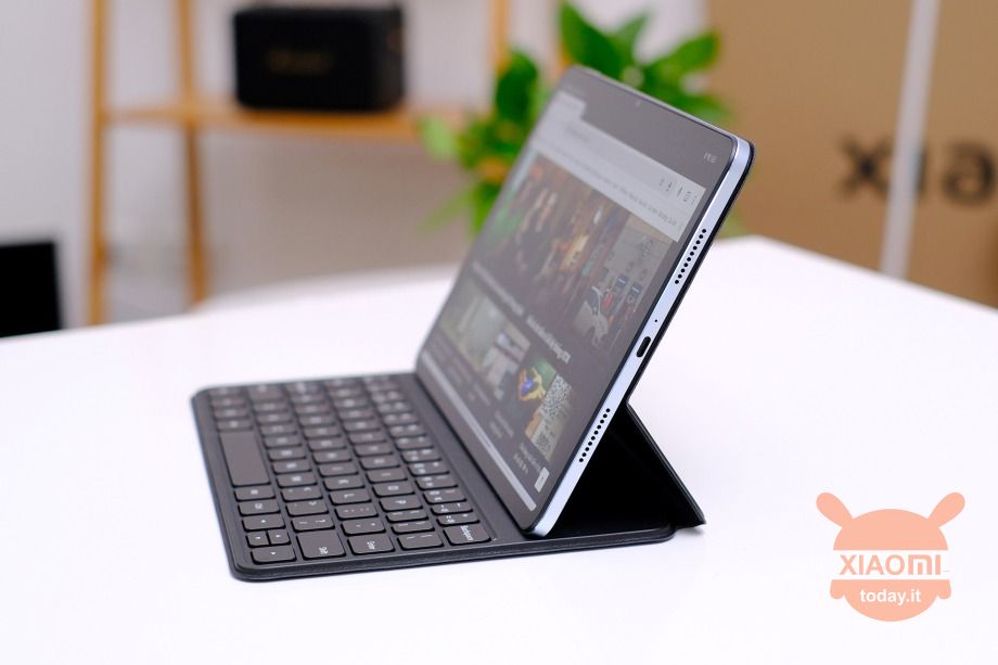 Xiaomi Pad 6 na białym stole ustawionym w profilu, ze sparowaną klawiaturą Xiaomi