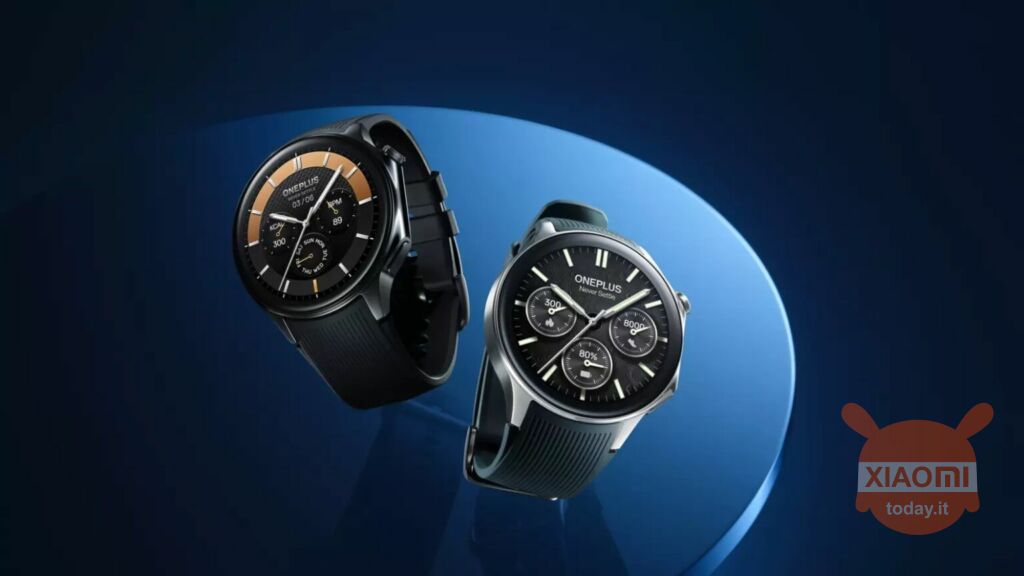 oneplus watch 2 nero e argentato su sfondo blu con ombre nere