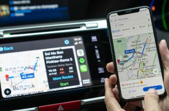 applicazione di google maps su smartphone e su schermo dell'auto