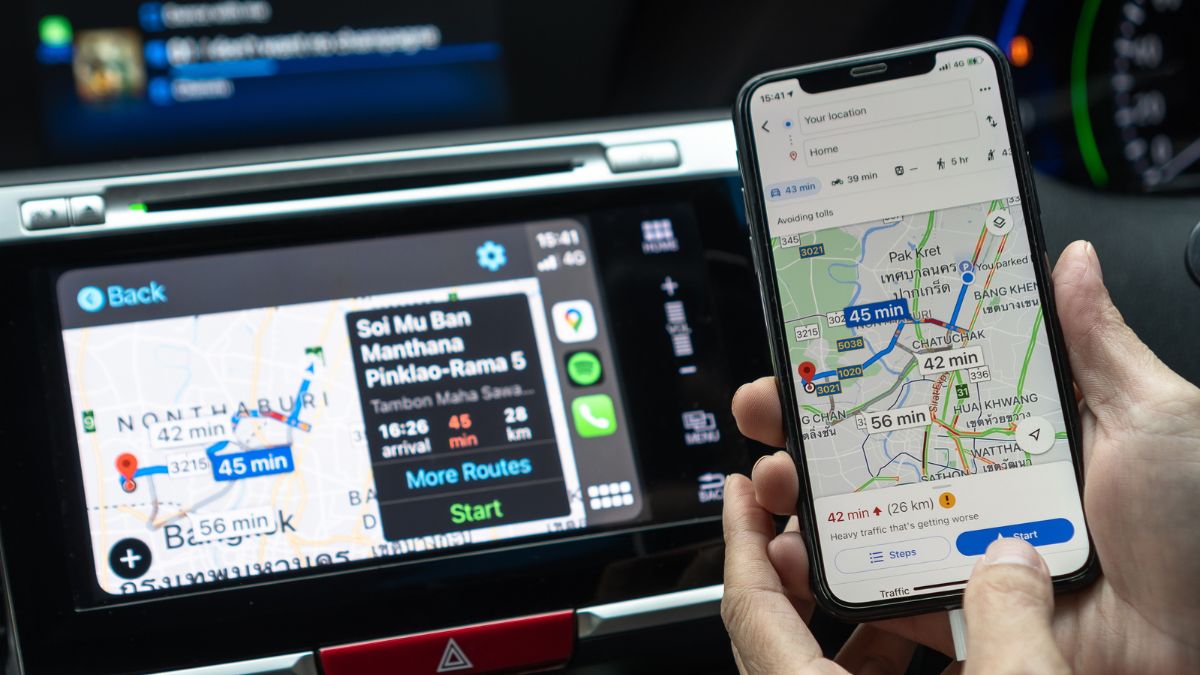 Application Google Maps sur smartphone et écran de voiture