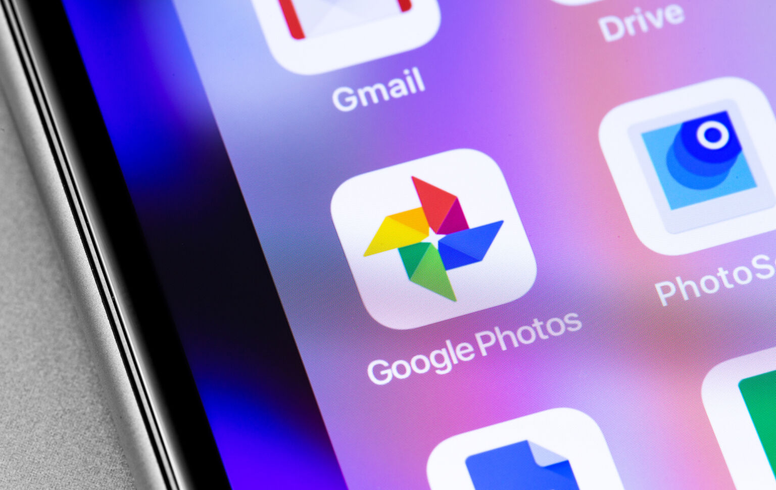 Icono de la aplicación Google Photos en un teléfono inteligente Android