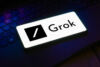 logo di grok open source su uno smartphone con sfondo bianco