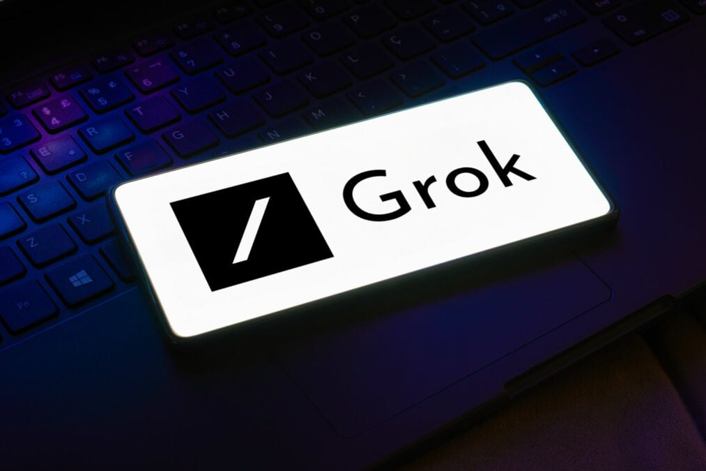 logo grok open source pada smartphone dengan background putih