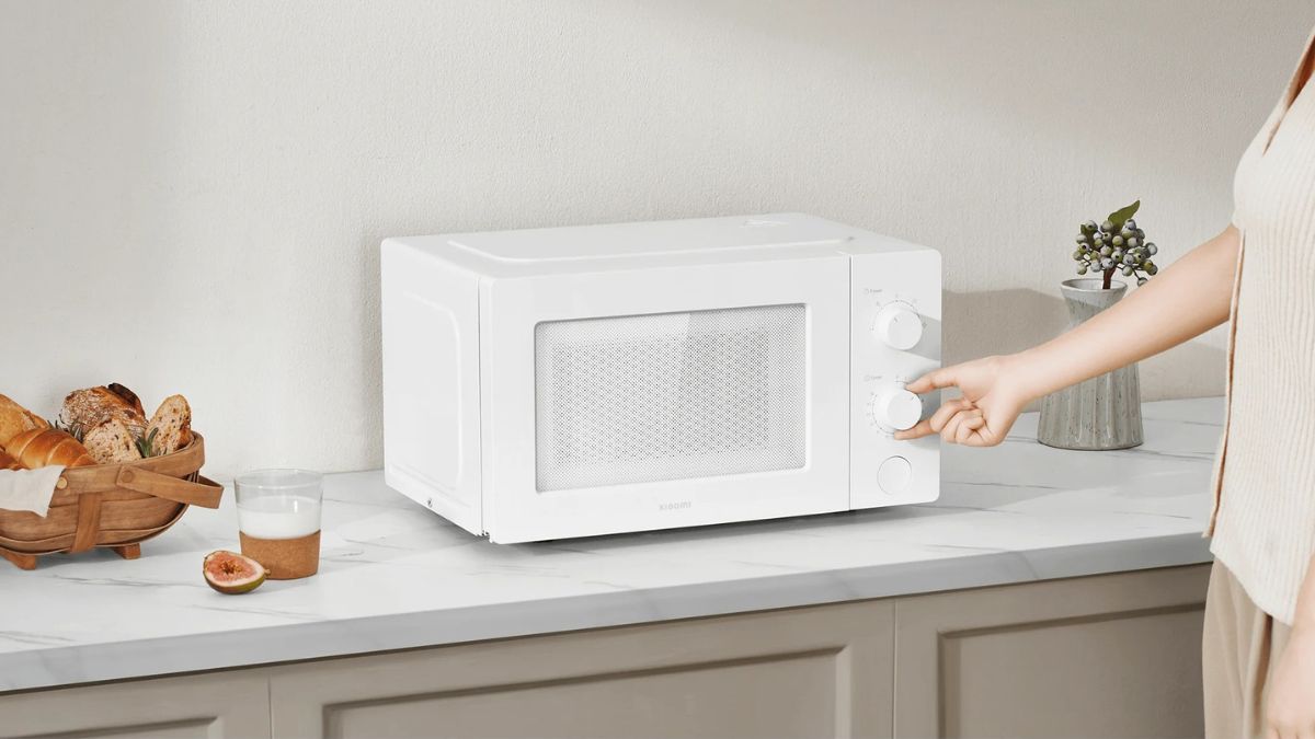 O primeiro forno micro-ondas da Xiaomi em uma bancada branca